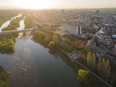Bulgaristan 'ın Filibe kentinin şaşırtıcı hava gün batımı manzarası