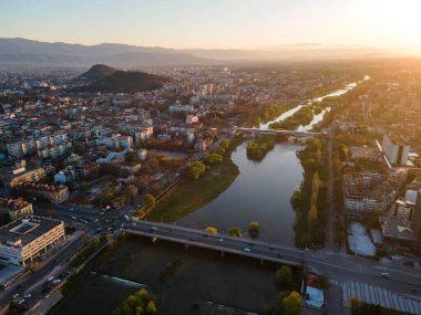 Bulgaristan 'ın Filibe kentinin şaşırtıcı hava gün batımı manzarası