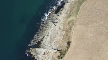 Bulgaristan 'ın Burgaz Bölgesi' nin Varvara kasabası yakınlarındaki Karadeniz kıyı şeridinin hava manzarası 
