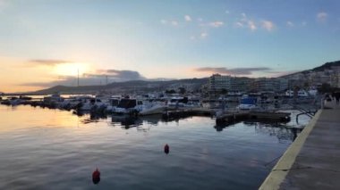KAVALA, GREECE - 27 Aralık 2023: Amazinjg Sunset view of kostal street of Kavala, Doğu Makedonya ve Trakya, Yunanistan