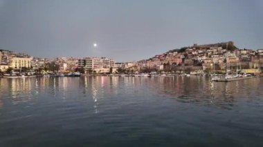 KAVALA, GREECE - 27 Aralık 2023: Amazinjg Sunset view of kostal street of Kavala, Doğu Makedonya ve Trakya, Yunanistan
