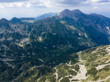 Bulgaristan 'ın Banderitsa Nehri yakınlarındaki Pirin Dağı' nın şaşırtıcı hava manzarası
