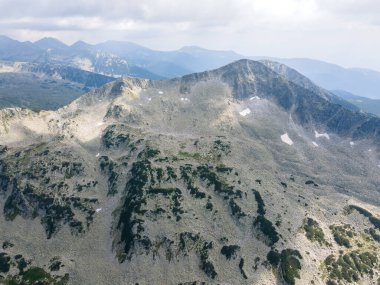 Bulgaristan 'ın Banderitsa Nehri yakınlarındaki Pirin Dağı' nın şaşırtıcı hava manzarası