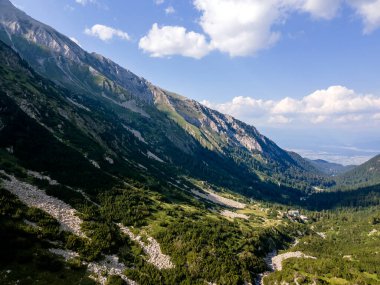Bulgaristan 'ın Banderitsa Nehri yakınlarındaki Pirin Dağı' nın şaşırtıcı hava manzarası