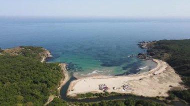 Bulgaristan 'ın Burgaz Bölgesi' nin Rezovo kasabası yakınlarındaki Silistar plajının hava manzarası 