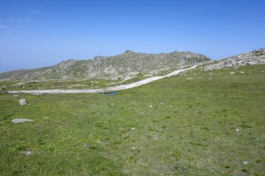 Bulgaristan 'ın Kalin tepeleri yakınlarındaki Rila Dağı' nın İnanılmaz Yaz Manzarası