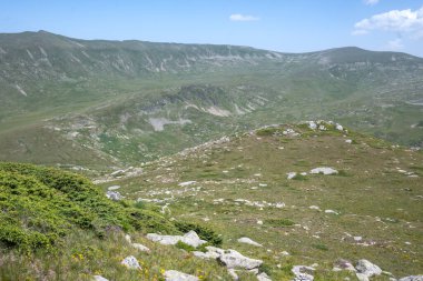 Bulgaristan 'ın Kalin tepeleri yakınlarındaki Rila Dağı' nın İnanılmaz Yaz Manzarası