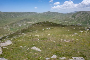 Bulgaristan 'ın Kalin tepeleri yakınlarındaki Rila Dağı' nın İnanılmaz Yaz Manzarası