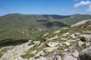 Bulgaristan 'ın Kalin tepeleri yakınlarındaki Rila Dağı' nın İnanılmaz Yaz Manzarası