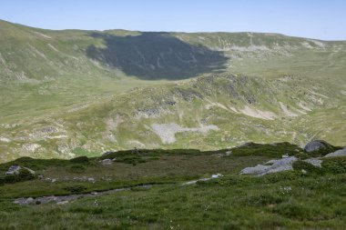 Bulgaristan 'ın Kalin tepeleri yakınlarındaki Rila Dağı' nın İnanılmaz Yaz Manzarası