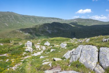 Bulgaristan 'ın Kalin tepeleri yakınlarındaki Rila Dağı' nın İnanılmaz Yaz Manzarası