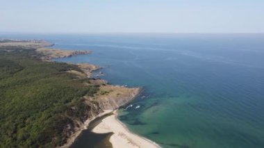 Bulgaristan 'ın Burgaz Bölgesi Sinemorets köyü, Veleka Nehri' nin ağzındaki sahil manzarası