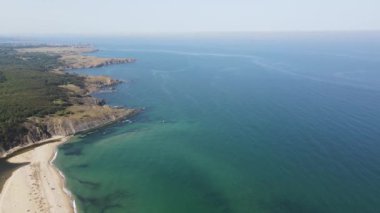 Bulgaristan 'ın Burgaz Bölgesi Sinemorets köyü, Veleka Nehri' nin ağzındaki sahil manzarası