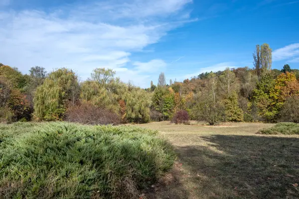 Bulgaristan 'ın Sofya kentindeki South Park' ın şaşırtıcı sonbahar manzarası