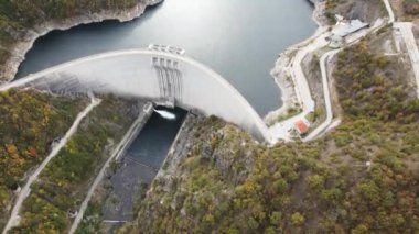 Bulgaristan 'ın Smolyan Bölgesi, Tsankov kamak Rezervuarı' nın Sonbahar hava manzarası