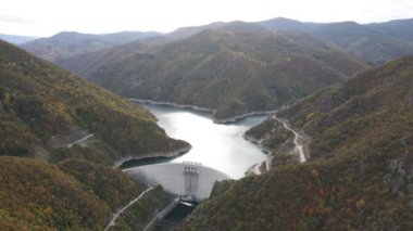 Bulgaristan 'ın Smolyan Bölgesi, Tsankov kamak Rezervuarı' nın Sonbahar hava manzarası