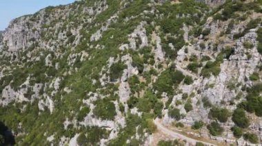 Vikos Vadisi ve Pindus Dağları, Zagori, Epirus, Yunanistan 'daki Vradeto Adımları' nın şaşırtıcı görüntüsü