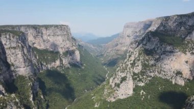 Vikos geçidi ve Pindus Dağları, Zagori, Epirus, Yunanistan 'ın inanılmaz hava manzarası