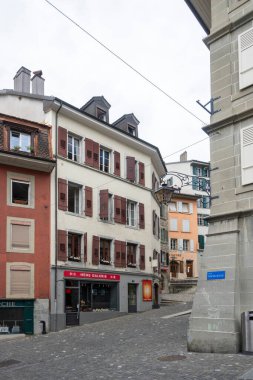 LAUSANNE, SWitzERLAND - 18 Haziran 2023: Tipik Lozan şehri, Vaud Kantonu, İsviçre