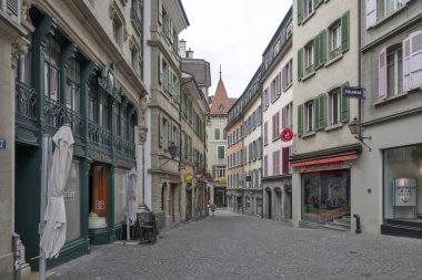 LAUSANNE, SWitzERLAND - 18 Haziran 2023: Tipik Lozan şehri, Vaud Kantonu, İsviçre