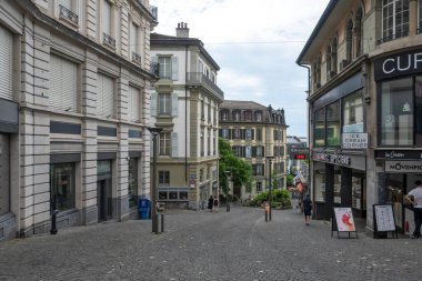 LAUSANNE, SWitzERLAND - 18 Haziran 2023: Tipik Lozan şehri, Vaud Kantonu, İsviçre