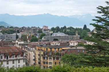 LAUSANNE, SWitzERLAND - 18 Haziran 2023: Tipik Lozan şehri, Vaud Kantonu, İsviçre