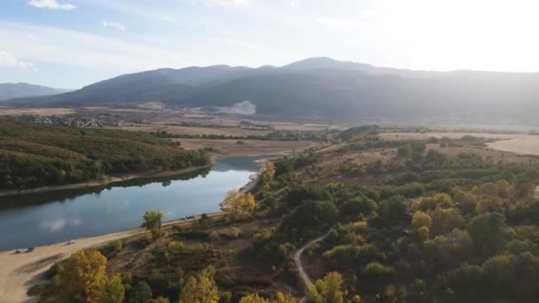 保加利亚普罗夫迪夫地区Asenovgrad镇附近四十泉水库的空中秋季景观 — 图库视频影像