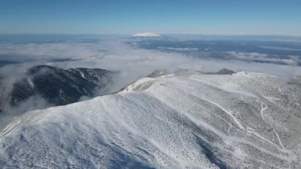 ブルガリアのマサラピーク近くのリラ山の素晴らしい空中冬の景色 — ストック動画