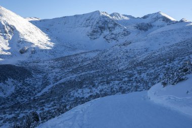 Bulgaristan 'ın Musala zirvesi yakınlarındaki Rila Dağı' nın İnanılmaz Kış Manzarası