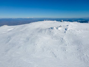 Bulgaristan 'ın Sofya kentinin Cherni Vrah tepesi yakınlarındaki Vitosha Dağı' nın hava kışı manzarası