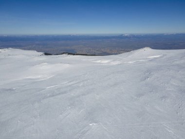 Bulgaristan 'ın Sofya kentinin Cherni Vrah tepesi yakınlarındaki Vitosha Dağı' nın hava kışı manzarası