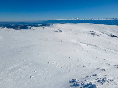 Bulgaristan 'ın Sofya kentinin Cherni Vrah tepesi yakınlarındaki Vitosha Dağı' nın hava kışı manzarası