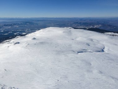 Bulgaristan 'ın Sofya kentinin Cherni Vrah tepesi yakınlarındaki Vitosha Dağı' nın hava kışı manzarası