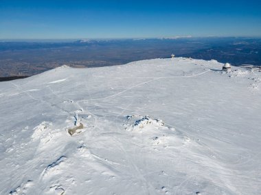 Bulgaristan 'ın Sofya kentinin Cherni Vrah tepesi yakınlarındaki Vitosha Dağı' nın hava kışı manzarası