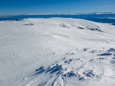 Bulgaristan 'ın Sofya kentinin Cherni Vrah tepesi yakınlarındaki Vitosha Dağı' nın hava kışı manzarası