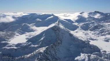 Bulgaristan 'ın Polezhan ve Bezbog Tepeleri yakınlarındaki Pirin Dağı' nın İnanılmaz Hava Kış Manzarası