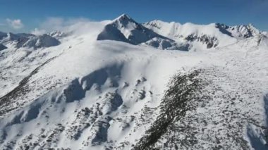 Bulgaristan 'ın Polezhan ve Bezbog Tepeleri yakınlarındaki Pirin Dağı' nın İnanılmaz Hava Kış Manzarası