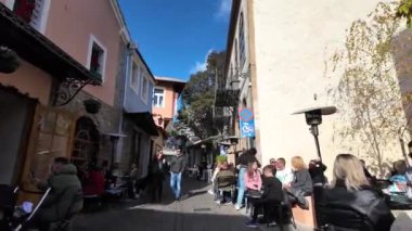 XANTHI, GREECE - 26 Aralık 2023: Xanthi, Doğu Makedonya ve Trakya 'daki eski sokak ve eski evler