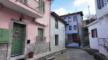 XANTHI, GREECE - 26 Aralık 2023: Xanthi, Doğu Makedonya ve Trakya 'daki eski sokak ve eski evler