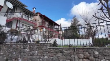 XANTHI, GREECE - 26 Aralık 2023: Xanthi, Doğu Makedonya ve Trakya 'daki eski sokak ve eski evler