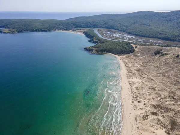 Bulgaristan 'ın Burgaz Bölgesi Arkutino plajı yakınlarındaki arka deniz manzarası