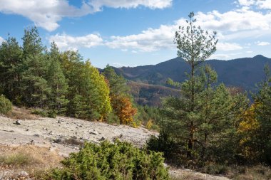 Belintash 'ın sonbahar manzarası - Bulgaristan' ın Rodop Dağlarındaki tanrı Sabazios 'a adanmış antik tapınak