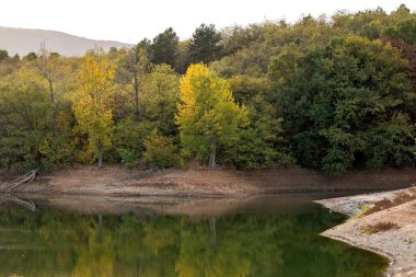 Bulgaristan 'ın Filibe Bölgesi' nin Asenovgrad kenti yakınlarındaki Kırk Yay Barajı 'nın sonbahar manzarası