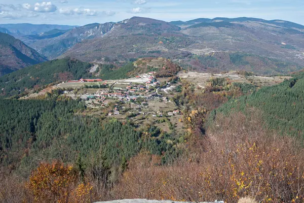 Belintash 'ın sonbahar manzarası - Bulgaristan' ın Rodop Dağlarındaki tanrı Sabazios 'a adanmış antik tapınak