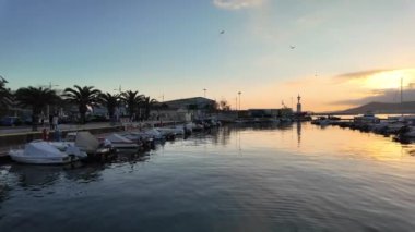 KAVALA, GREECE - 26 Aralık 2023: Kavala, Doğu Makedonya ve Trakya 'nın Costal Caddesi' nin Günbatımı Panoraması, Yunanistan