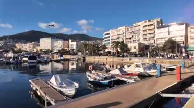 KAVALA, GREECE - 26 Aralık 2023: Kavala, Doğu Makedonya ve Trakya 'nın Costal Caddesi' nin Günbatımı Panoraması, Yunanistan