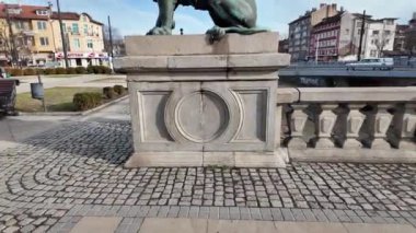 SOFYA, BULGARIA - HAZİRAN 05, 2024: Bulgaristan 'ın başkenti Sofya' daki Vladaya nehri üzerindeki Aslan Köprüsü Panoraması