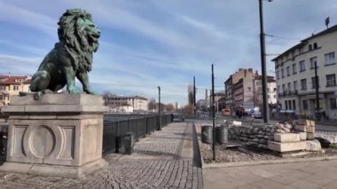 SOFYA, BULGARIA - HAZİRAN 05, 2024: Bulgaristan 'ın başkenti Sofya' daki Vladaya nehri üzerindeki Aslan Köprüsü Panoraması