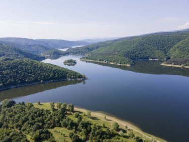 Topolnitsa Reservoir, Sredna Gora Dağı, Bulgaristan 'ın yay manzarası