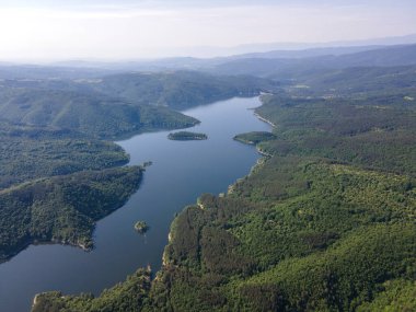 Topolnitsa Reservoir, Sredna Gora Dağı, Bulgaristan 'ın yay manzarası